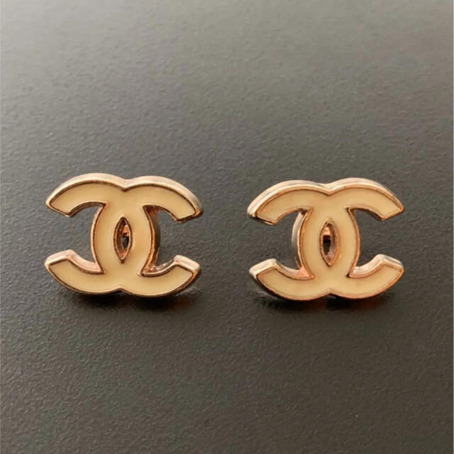 CHANEL(シャネル)のシャネル　ボタン　2個セット ハンドメイドの素材/材料(各種パーツ)の商品写真