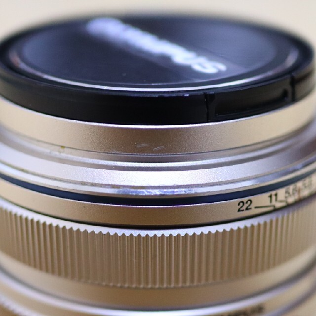 OLYMPUS(オリンパス)のM.ZUIKO DIGITAL 17mm F1.8 シルバー スマホ/家電/カメラのカメラ(レンズ(単焦点))の商品写真
