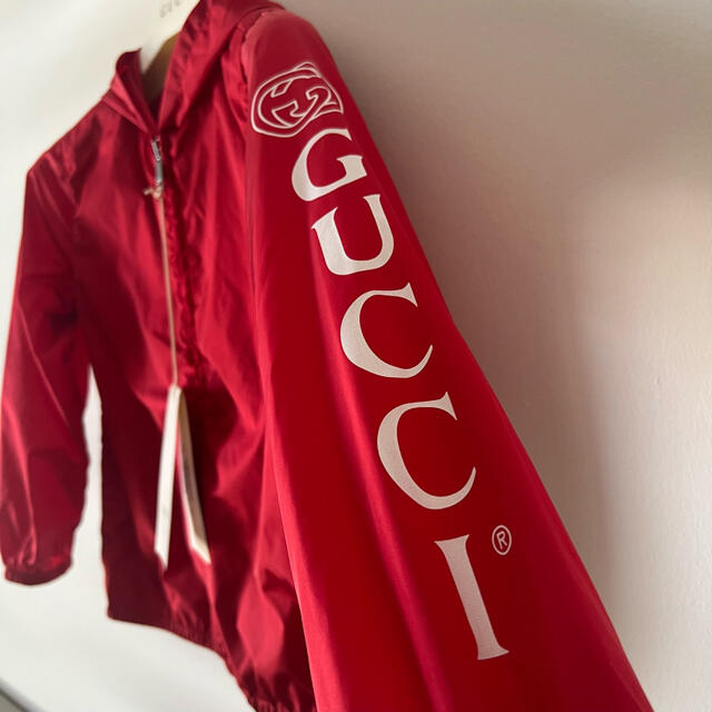 Gucci(グッチ)の〈新品未使用タグ付き〉GUCCI子供服 男の子 ナイロンジャケット キッズ/ベビー/マタニティのキッズ服男の子用(90cm~)(ジャケット/上着)の商品写真