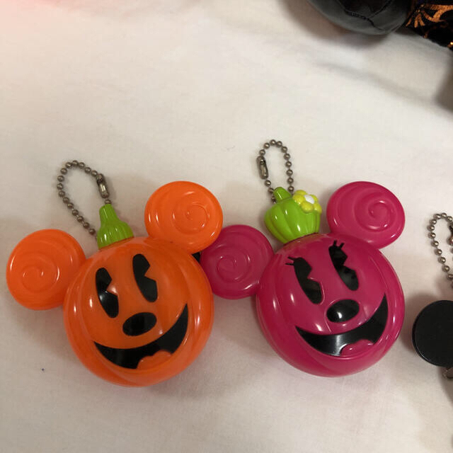 Disney(ディズニー)の★ディズニーハロウィン★ぬいぐるみ..置物.光るバッジ★セット★ エンタメ/ホビーのおもちゃ/ぬいぐるみ(キャラクターグッズ)の商品写真