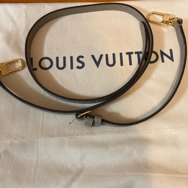 LOUIS VUITTON(ルイヴィトン)のTKTK様ご専用☆新品☆ルイ・ヴィトン　オンザゴーPM  レディースのバッグ(ハンドバッグ)の商品写真