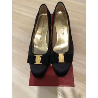 サルヴァトーレフェラガモ(Salvatore Ferragamo)のサルヴァトーレフェラガモ  サテン　ゴールドヴァラ  パンプス(ハイヒール/パンプス)