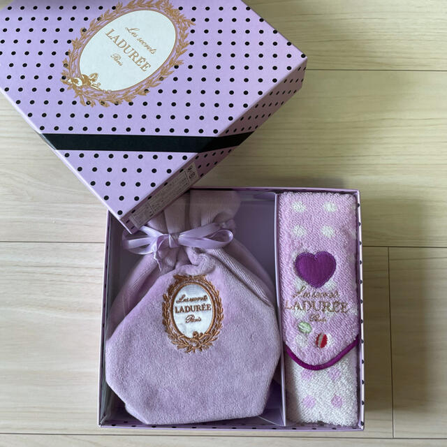 LADUREE(ラデュレ)のラデュレ　ポーチ　ハンカチ レディースのファッション小物(ポーチ)の商品写真