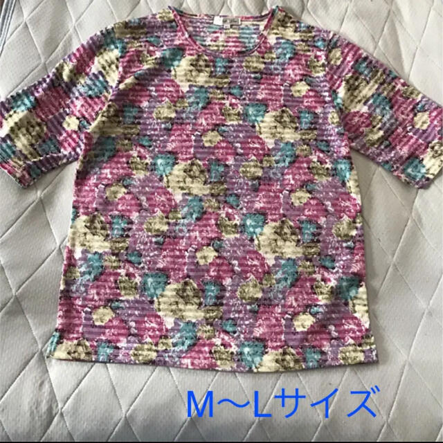 しまむら(シマムラ)の花柄　未使用　tシャツ　M〜Lサイズ レディースのトップス(Tシャツ(半袖/袖なし))の商品写真