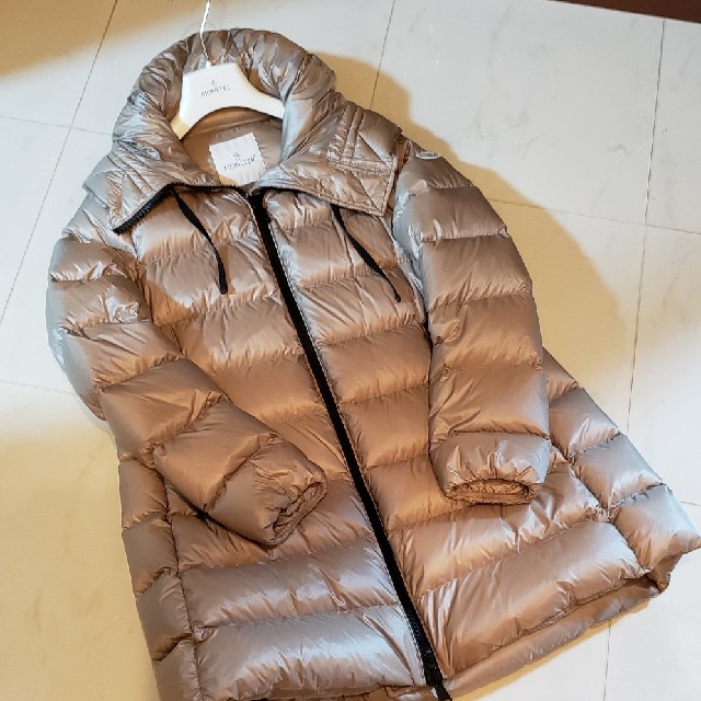 MONCLER(モンクレール)のキャンディーさま専用です‼️MONCLERスイエン　ベージュ！希少size2 レディースのジャケット/アウター(ダウンジャケット)の商品写真