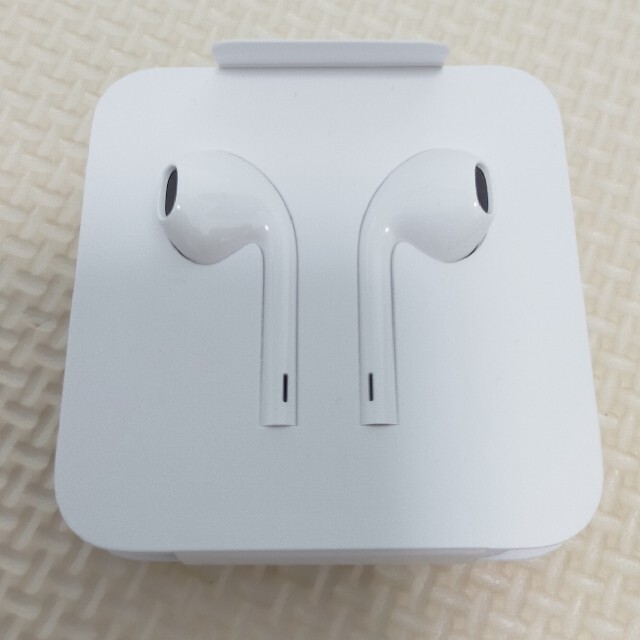 Apple(アップル)のiPhone付属 純正 EarPods Lightning イヤホン 新品 スマホ/家電/カメラのオーディオ機器(ヘッドフォン/イヤフォン)の商品写真