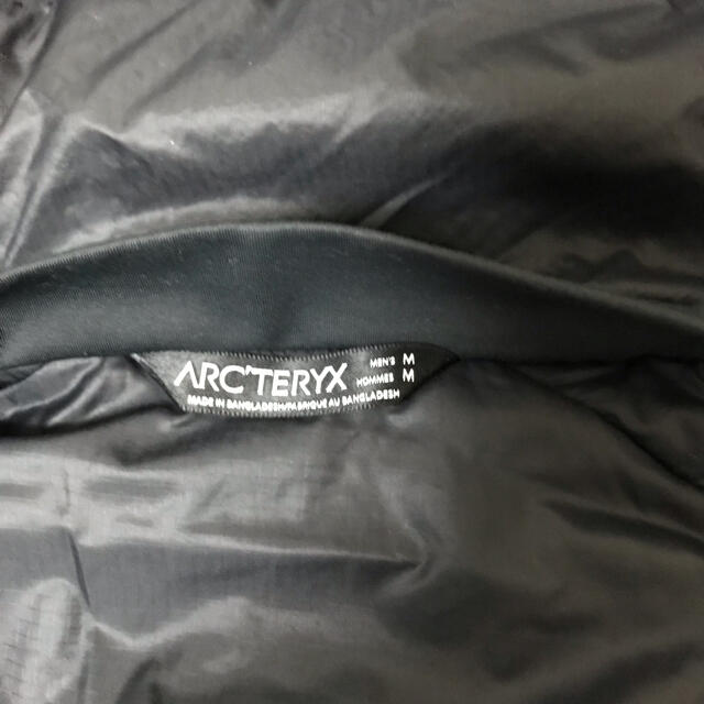 ARC'TERYX(アークテリクス)のアークテリクス　アトムAR フーディ　メンズM ブラック　マウンテンパーカ メンズのジャケット/アウター(マウンテンパーカー)の商品写真