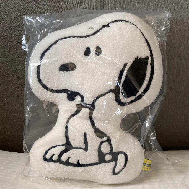 SNOOPY(スヌーピー)のスヌーピーミュージアム　クッション　ロゴ　スヌーピー　ぬいぐるみ エンタメ/ホビーのおもちゃ/ぬいぐるみ(キャラクターグッズ)の商品写真