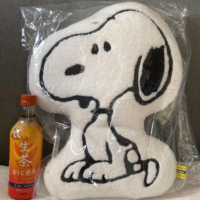 SNOOPY(スヌーピー)のスヌーピーミュージアム　クッション　ロゴ　スヌーピー　ぬいぐるみ エンタメ/ホビーのおもちゃ/ぬいぐるみ(キャラクターグッズ)の商品写真