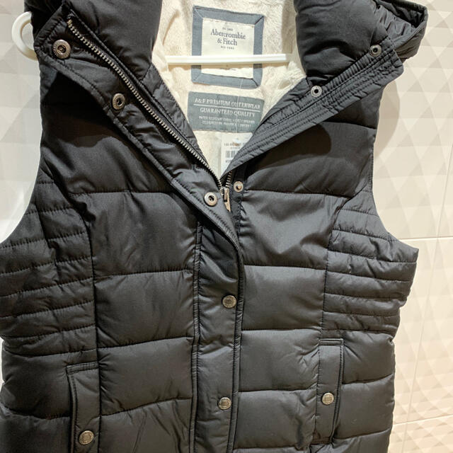 Abercrombie&Fitch(アバクロンビーアンドフィッチ)の♪新品♪　アバクロ　A&F レディースベスト　[Sサイズ]　ブラック レディースのジャケット/アウター(ダウンベスト)の商品写真