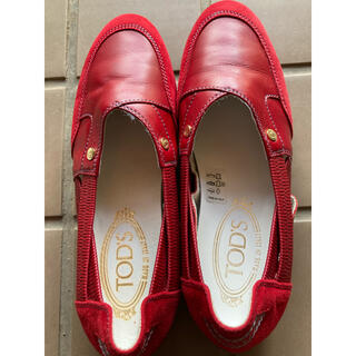 トッズ(TOD'S)の最終価格　美品　トッズ　赤色　フラットシューズ(ローファー/革靴)