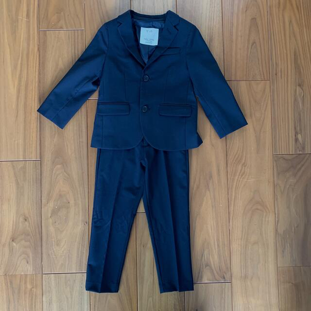 ZARA KIDS(ザラキッズ)のZARA スーツ　110cm 紺色　キッズ キッズ/ベビー/マタニティのキッズ服男の子用(90cm~)(ジャケット/上着)の商品写真