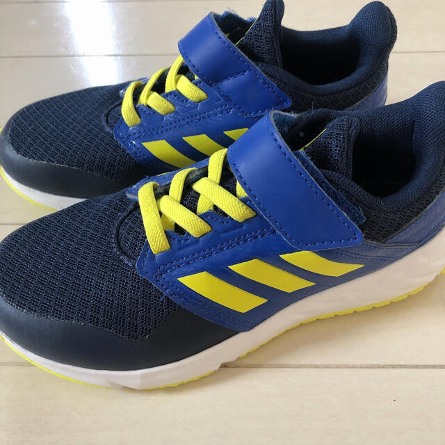 adidas(アディダス)のアディダス キッズ/ベビー/マタニティのキッズ靴/シューズ(15cm~)(スニーカー)の商品写真