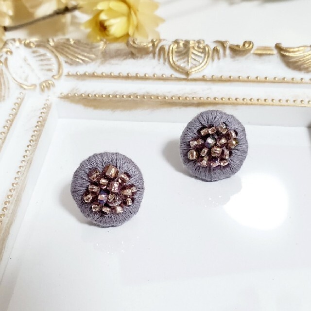 【専用】ビーズ刺繍ピアス* No.59 まぁるいピアス*グレーにたっぷりビーズ