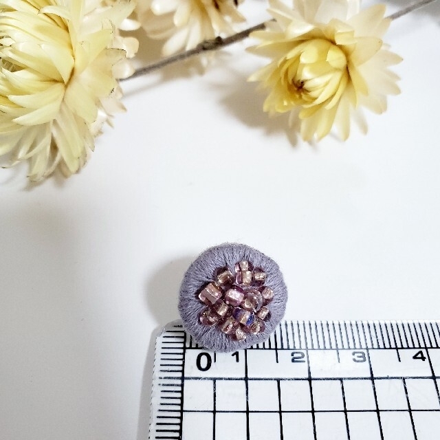 【専用】ビーズ刺繍ピアス* No.59 まぁるいピアス*グレーにたっぷりビーズ 3