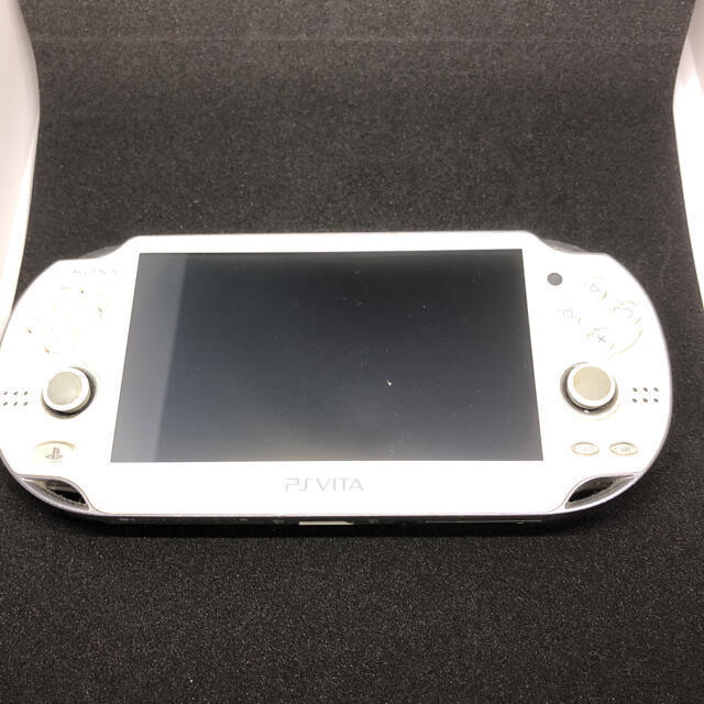 PlayStation Vita(プレイステーションヴィータ)のPlayStation®Vita クリスタル・ホワイト Wi-Fi PCH-1… エンタメ/ホビーのゲームソフト/ゲーム機本体(携帯用ゲーム機本体)の商品写真