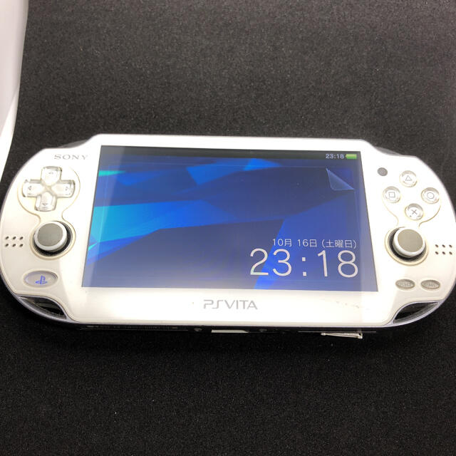 PlayStation Vita(プレイステーションヴィータ)のPlayStation®Vita クリスタル・ホワイト Wi-Fi PCH-1… エンタメ/ホビーのゲームソフト/ゲーム機本体(携帯用ゲーム機本体)の商品写真