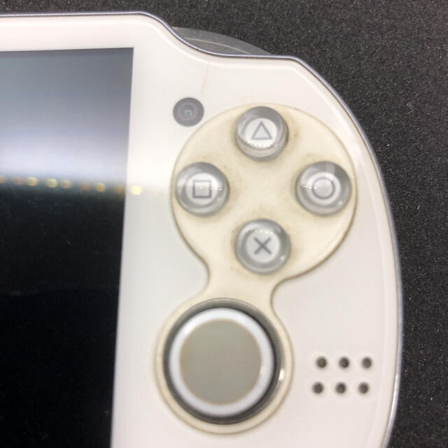 PlayStation Vita(プレイステーションヴィータ)のPlayStation®Vita クリスタル・ホワイト Wi-Fi PCH-1… エンタメ/ホビーのゲームソフト/ゲーム機本体(携帯用ゲーム機本体)の商品写真