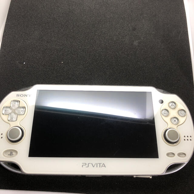 PlayStation Vita(プレイステーションヴィータ)のPlayStation®Vita クリスタル・ホワイト Wi-Fi PCH-1… エンタメ/ホビーのゲームソフト/ゲーム機本体(携帯用ゲーム機本体)の商品写真