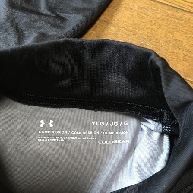 UNDER ARMOUR(アンダーアーマー)のアンダーアーマー  アンダーシャツ　黒　コールドギア　YLG 150 スポーツ/アウトドアのサッカー/フットサル(ウェア)の商品写真