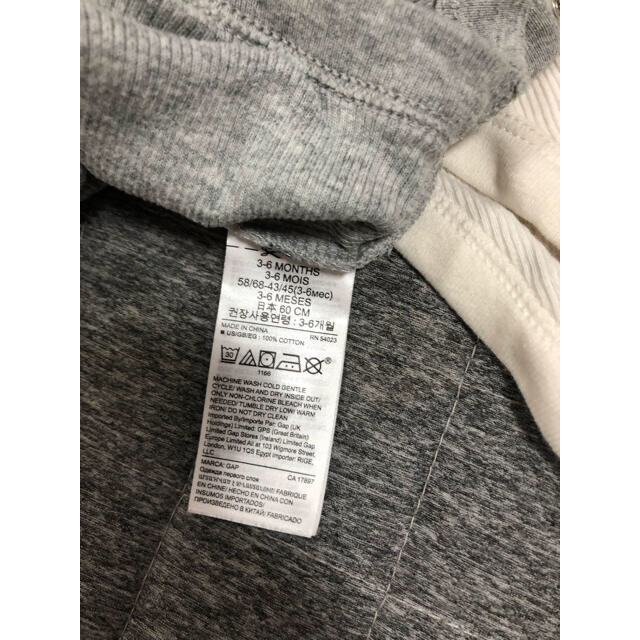 GAP(ギャップ)のGAP 襟付きリブロンパース　ホワイトグレー2枚セット キッズ/ベビー/マタニティのベビー服(~85cm)(ロンパース)の商品写真