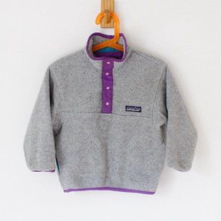 パタゴニア(patagonia)のパタゴニア キッズ フリース グレーに一部パープル(ジャケット/上着)