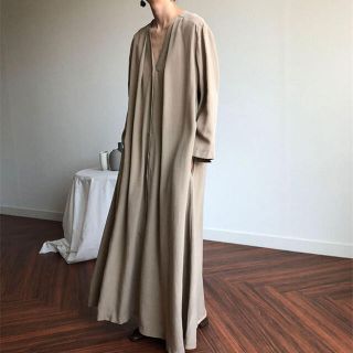 ザラ(ZARA)の新品未使用ロングワンピースシャツ羽織り2WAYリボンベージュ黒(ロングワンピース/マキシワンピース)