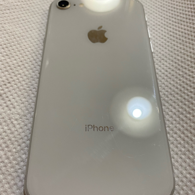 iPhone(アイフォーン)のiPhone8 シルバーお安くお譲りします！ スマホ/家電/カメラのスマートフォン/携帯電話(スマートフォン本体)の商品写真