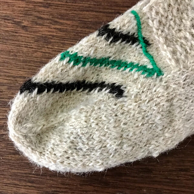 【NEW】手編みウール靴下 ルームソックス 未使用品 レディースのレッグウェア(ソックス)の商品写真