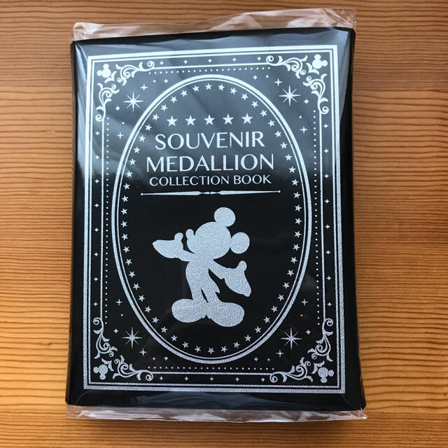 Disney(ディズニー)の新品　Disney  スーベニアメダル・コレクションブック エンタメ/ホビーのコレクション(その他)の商品写真