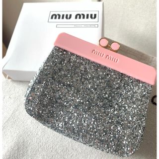 ミュウミュウ(miumiu)の新品未使用　MIU MIU ノベルティポーチ　がま口シルバー(ポーチ)