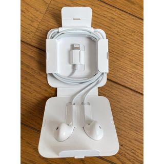 アップル(Apple)のApple イヤホン　新品未使用(ヘッドフォン/イヤフォン)