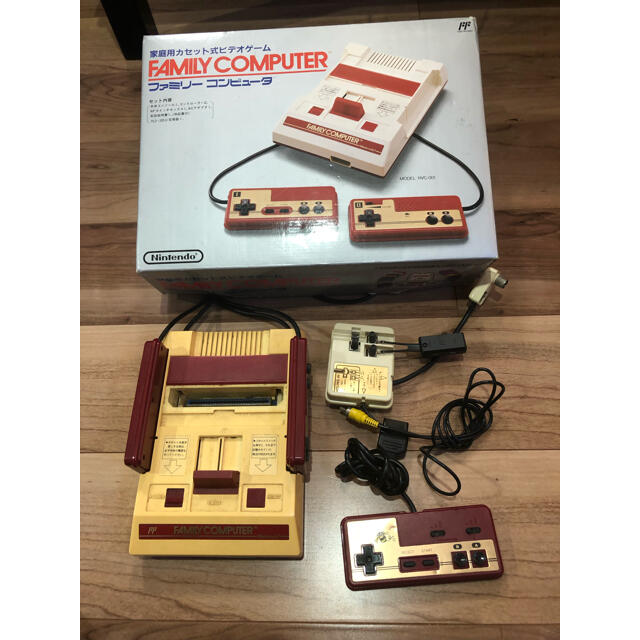 任天堂(ニンテンドウ)のNintendo 初代ファミコン本体セット エンタメ/ホビーのゲームソフト/ゲーム機本体(家庭用ゲーム機本体)の商品写真