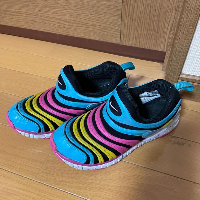 NIKE(ナイキ)のNIKEスニーカー キッズ/ベビー/マタニティのキッズ靴/シューズ(15cm~)(スニーカー)の商品写真