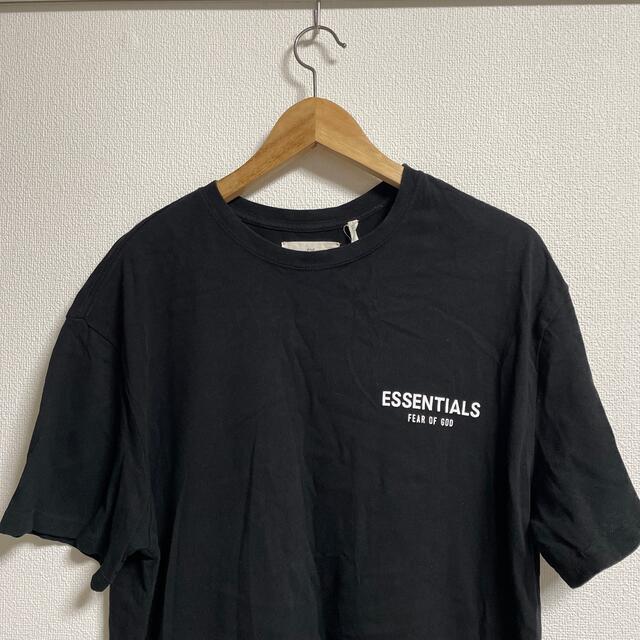 ESSENTIAL DESIGNS(エッセンシャルデザイン)のFOG ESSENTIALS Fear of God Tシャツ　Sサイズ メンズのトップス(Tシャツ/カットソー(半袖/袖なし))の商品写真