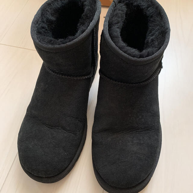 UGG(アグ)のUGG W CLASSIC MINI ブラック 7 レディースの靴/シューズ(ブーツ)の商品写真