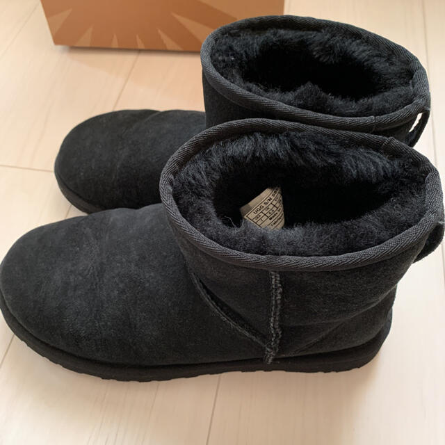 UGG(アグ)のUGG W CLASSIC MINI ブラック 7 レディースの靴/シューズ(ブーツ)の商品写真