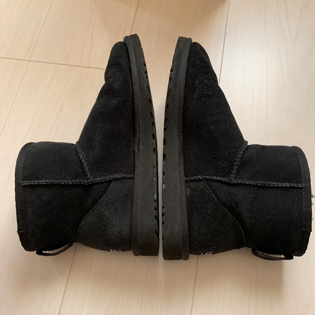 UGG(アグ)のUGG W CLASSIC MINI ブラック 7 レディースの靴/シューズ(ブーツ)の商品写真