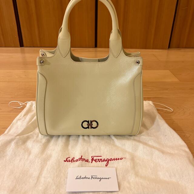 Salvatore Ferragamo(サルヴァトーレフェラガモ)のフェラガモ　白　かばん レディースのバッグ(ハンドバッグ)の商品写真