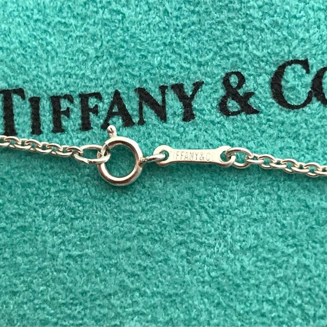 Tiffany & Co.(ティファニー)のTiffanyイニシャルv ロング チェーンネックレス レディースのアクセサリー(ネックレス)の商品写真