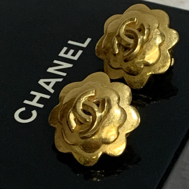 CHANEL(シャネル)の超美品！CHANEL  ヴィンテージ　カメリア＆ココマーク　イヤリング　刻印あり レディースのアクセサリー(イヤリング)の商品写真