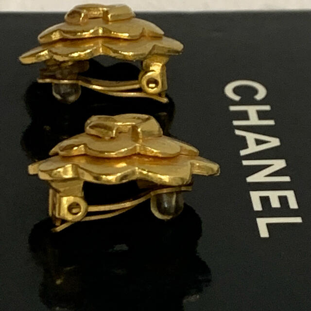 CHANEL(シャネル)の超美品！CHANEL  ヴィンテージ　カメリア＆ココマーク　イヤリング　刻印あり レディースのアクセサリー(イヤリング)の商品写真