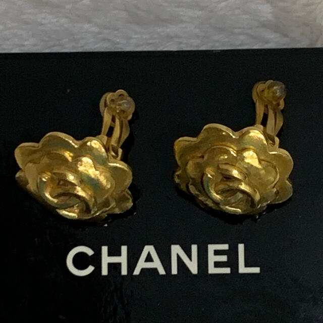 CHANEL(シャネル)の超美品！CHANEL  ヴィンテージ　カメリア＆ココマーク　イヤリング　刻印あり レディースのアクセサリー(イヤリング)の商品写真