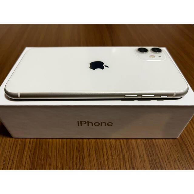 Apple(アップル)の【美品】iPhone11 128GB ホワイト(イヤホン付属) スマホ/家電/カメラのスマートフォン/携帯電話(スマートフォン本体)の商品写真