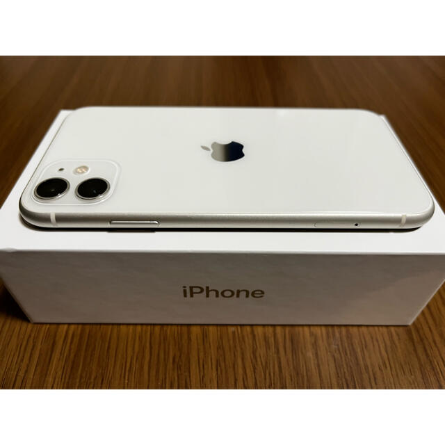 Apple(アップル)の【美品】iPhone11 128GB ホワイト(イヤホン付属) スマホ/家電/カメラのスマートフォン/携帯電話(スマートフォン本体)の商品写真