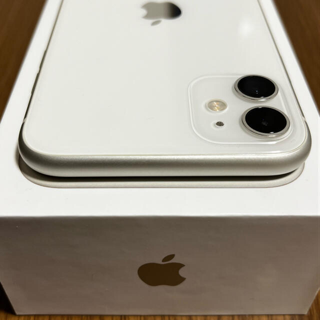 Apple(アップル)の【美品】iPhone11 128GB ホワイト(イヤホン付属) スマホ/家電/カメラのスマートフォン/携帯電話(スマートフォン本体)の商品写真