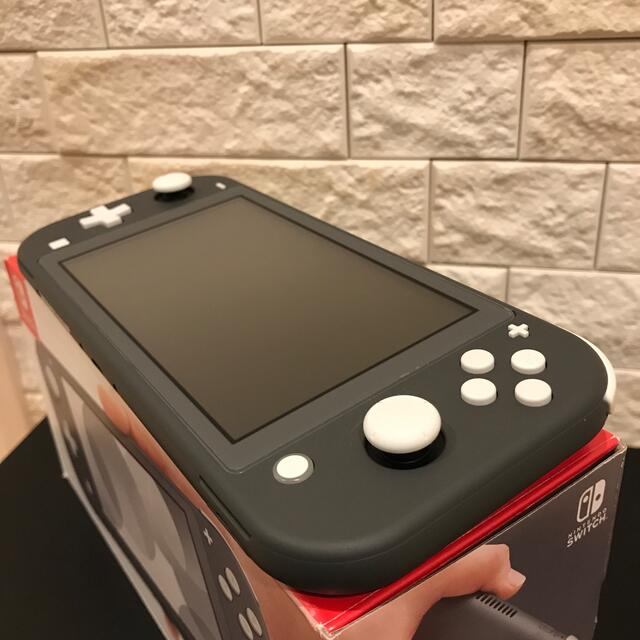 任天堂(ニンテンドウ)のNintendo Switch Lite グレー　グリップ　ガラスフィルム付き エンタメ/ホビーのゲームソフト/ゲーム機本体(家庭用ゲーム機本体)の商品写真