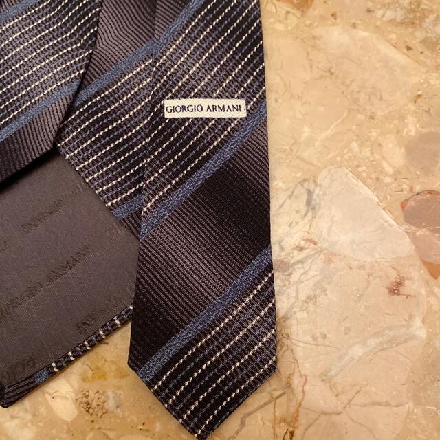 Giorgio Armani(ジョルジオアルマーニ)のお値打ちジョルジオアルマーニグレーブルーのシックなストライプネクタイ メンズのファッション小物(ネクタイ)の商品写真