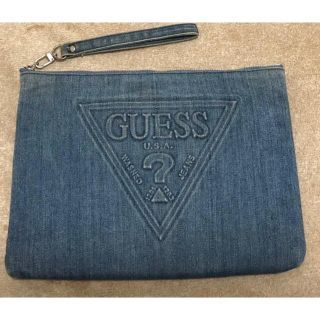 ゲス(GUESS)のゲス デニム調エンボスロゴ クラッチバッグ(クラッチバッグ)