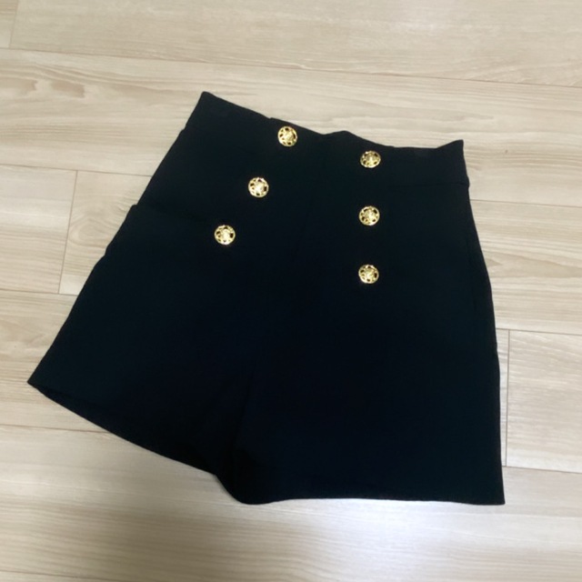 ZARA - ZARA ボタン付バミューダパンツ ショートパンツの通販 by ZARA - ZARA ボタン付バミューダパンツ ショートパンツの通販 by